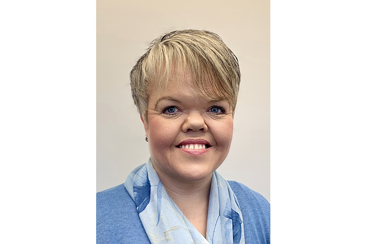 Ernesta von Holzen studierte Psychologie und ist eidgenössisch anerkannte Psychotherapeutin. Sie arbeitet als Teamleiterin bei ask! – Beratungsdienste für Ausbildung und Beruf. ask! bietet im Auftrag des Kantons Aargau die Berufs-, Studien- und Laufbahnberatung, den Jugendpsychologischen Dienst sowie weitere psychologische und psychotherapeutische Beratungen an.