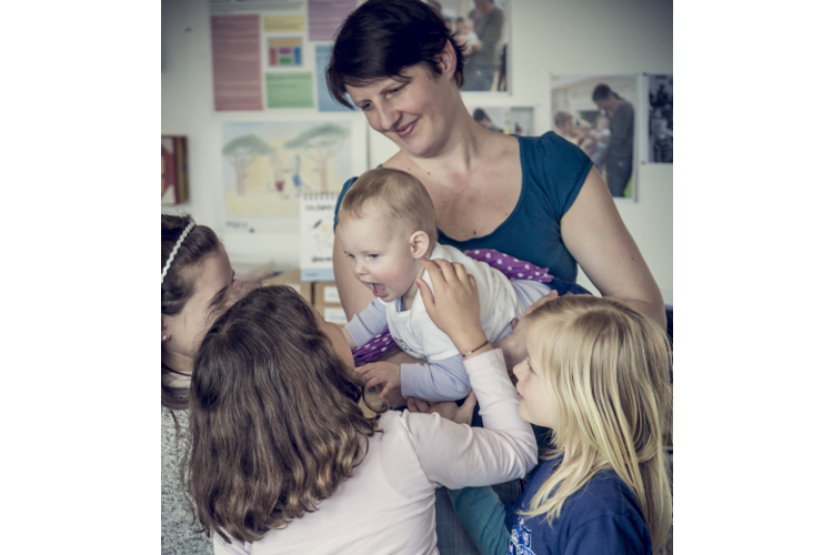 «Hello Baby Lisa!» Zu Beginn der Stunde begrüssen Mutter und Baby jedes Kind.