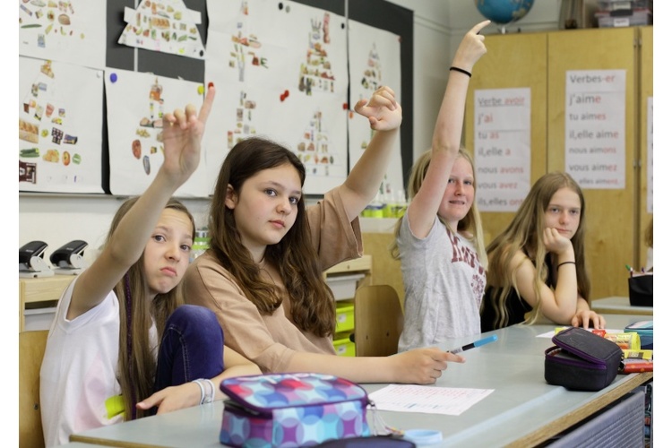 Im Diskus über eine gute Schule beschwören Bildungsexperten oft Ideale, ohne praxisnahe Wege aufzuzeigen. Umsomehr müssen daher auch die Stimmen derer eingefangen werden, die tagtäglich davon betroffen sind: Lehrpersonen, Lernende und Eltern.