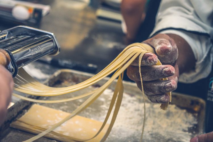 Die Imperia Pasta-Maschine, die sich Claudia Landolt für den Familien-Küchenspass besorgt, kostet etwa 125 Franken. Bild: Jorge Zapata