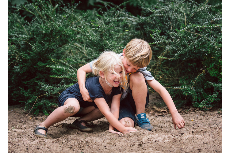 Kinder lernen, dass sie leichter Freunde finden, wenn sie auch auf andere achten.