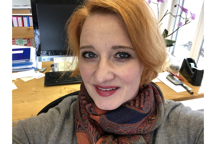 3da89db5ce177e529ac9761269fb773b.jpg Katrin Aklin ist Schulleiterin bei der Zürcher Stiftung OPA, die männlichen Jugendlichen nach einem Schul- oder Lehrabbruch hilft, sich in den Arbeitsmarkt zu integrieren. Ausserdem coacht die Mutter dreier erwachsener Kinder Familien, Eltern und Einzelpersonen.