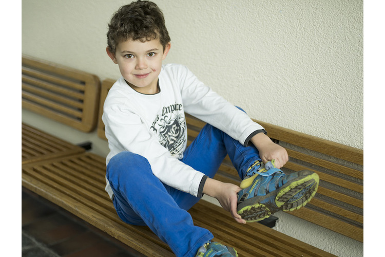 Leon Nock, 7 Jahre alt«Ich bitte oft um zusätzliche Hausaufgaben»«Ich gewöhnte mich eigentlich schnell an die Schule – wobei, so viele Kinder und so riesige Wandtafeln, das war schon neu für mich. Mit der Klasse bin ich zufrieden. Emma und Cedric kenne ich, seit wir fünf Monate alt sind, wir waren schon zusammen in der Krippe. Ich bin gut im Rechnen und kann schon bis hundert zählen. Mit Zahlen kenne ich mich schon lange aus, ich war durch die Krippe immer sehr viel mit älteren Kindern zusammen und habe vieles, was die konnten, einfach selbst ausprobiert. Ich bin neugierig. Ich frage die Lehrerin deshalb oft nach zusätzlichen Hausaufgaben, weil ich mehr dazulernen will. Sie gibt mir nicht immer welche mit, aber wenn, dann erledige ich sie noch so gerne. In der Schule gefällt es mir gut, ausser letzthin, da hatte ich nach dem Bürzelbaum im Turnen Kopfweh. Ich wünsche mir, dass wir Kinder einmal für einen Tag Lehrer sein könnten und die Lehrer unsere Schüler. Dann würde ich den Erwachsenen beibringen, wie Spielen funktioniert. Die haben das nämlich verlernt.»6/6