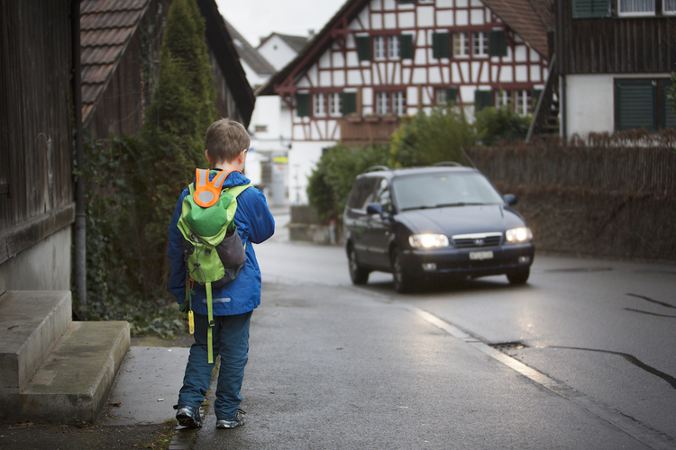 1 / 4 Yanniks Schulweg hat so einige Tücken.