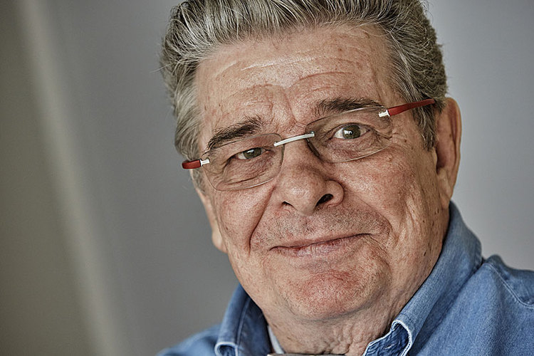 4504ccef80a8970cf07f408554a6e216.jpg Jesper Juul 1948 in Dänemark geboren, ist Lehrer, Familientherapeut, Konfliktberater und Autor zahlreicher Bücher. 2004 gründete er die Familienwerkstatt familylab, die es heute in vielen europäischen Ländern gibt. Sein Hauptanliegen ist es, mit seiner Arbeit die Eltern bei der Suche nach neuen Wegen in der Erziehung zu unterstützen und nicht in ihrem Versagen zu bestätigen. Foto: Anne Kring