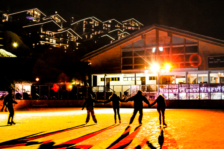 Die Eisbahn dient am Tag unter anderem als Hockeyfeld, am Abend verwandelt dieses sich in eine Eisdisco.