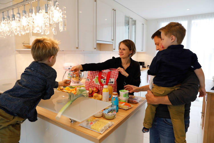 476bfbdbacca8d8b42a6ba02509fb9c2.jpg Dem Zucker auf der Spur Anita und Martin haben das Leben ohne Zucker auf Probe gewagt. Die Mutter des 6-jährigen Noah* und des 3-jährigen Nico und ihr Partner befanden den Versuch als wohltuend, aber alltagsuntauglich. Jetzt praktiziert die Patchworkfamilie einen Mittelweg. Das komplette Dossier rund ums Thema Ernährung und weitere Porträts von Familien mit besonderen Essgewohnheiten finden Sie in der Printausgabe 11 / November 2017. Das Magazin können Sie hier bestellen.