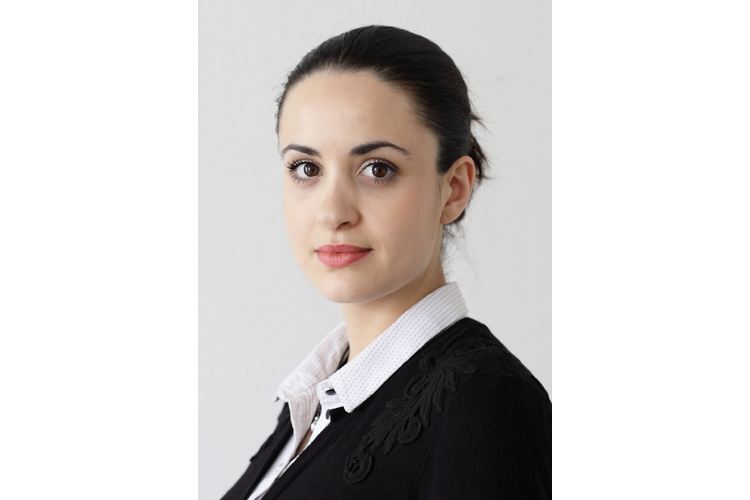 4c680e1adde4261478b5c97518a520dc.JPG Stefanie RietzlerIn diesem Alter brechen bei vielen Jugendlichen die Noten ein. Oftmals machen ihnen der Übertritt und eine entsprechend strengere Bewertung zu schaffen. Manchmal entwickeln sich mit dem höheren Druck Prüfungsängste. Häufig treten durch die Pubertät andere THemen zeitweise in den Vordergrund, etwa neue Freundschaften, körperliche Veränderungen oder eine erste Verliebtheit. Signalisieren Sie Ihrer Tochter: Wir wissen, dass es solche Phasen geben kann. Wir sind für dich da und fänden es schön, wenn du auf uns zukommst, damit wir gemeinsam Lösungen finden können.