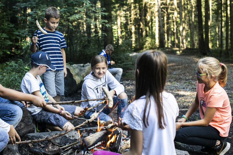 3/4 Cervelat, Schlangenbrot und Marshmallows: Auch fürs Znüni ist gesorgt. 