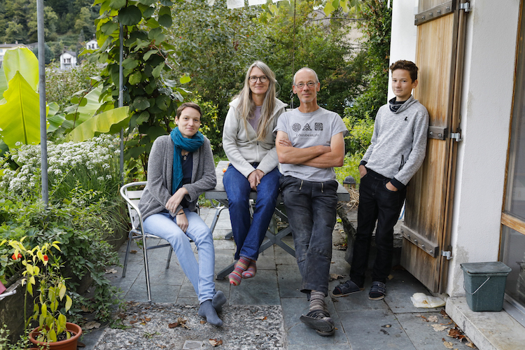 4f0054587cbab3d3537d9c3eb953f537.JPG Enger Zusammenhalt dank SelbstversorgungAls junge Eltern realisierten Sabine und Markus Lanfranchi in Verdabbio GR ihren Traum vom Leben als Selbstversorger. Silva, 26, Lüzza, 13, und ihre Eltern erzählen, wie dieses Lebensmodell die Familie eng zusammenschweisste. Das komplette Dossier rund ums Thema Ernährung und weitere Porträts von Familien mit besonderen Essgewohnheiten finden Sie in der Printausgabe 11 / November 2017. Das Magazin können Sie hier bestellen.