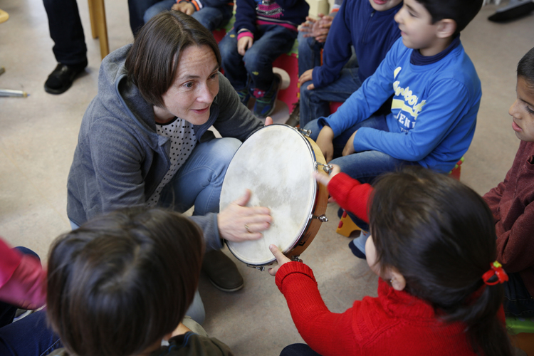 Alle Kinder wollen der Lehrerin zeigen, wie der Sturmwind tönt. Bild: Bild: Filipa Peixeiro / 13 Photo