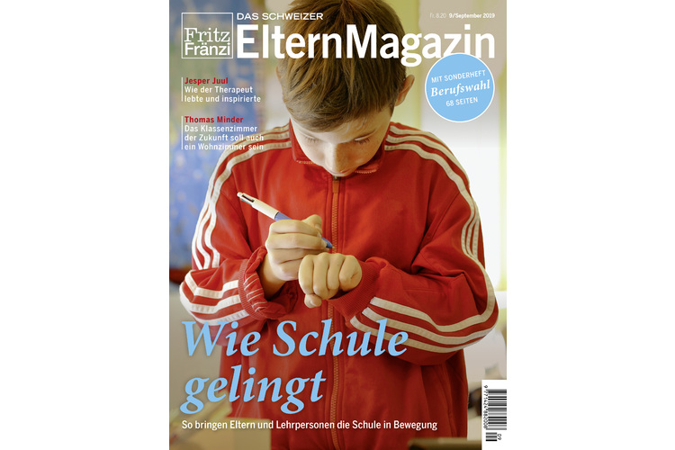 «Wir möchten nicht, dass so getan wird, als wäre eine Revolution nötig, weil angeblich nichts funktioniert und das System Schule kaputt ist. Wir möchten aufzeigen, wie Lehrpersonen und Eltern Positives bewirken und einen Unterschied machen können.» So beschrieben die Lernexperten Fabian Grolimund und Stefanie Rietzler vor einem halben Jahr ihr ­Konzept «Wie Schule gelingt». Ihr Fazit im akutellen Dossier: In öffentlichen Schulen tut sich einiges. Und: Wenn Eltern möchten, dass sich noch mehr bewegt, sollten sie die Lehrpersonen ihrer Kinder unterstützen. «Wie Schule gelingt» – ein Dossier, das Mut macht. Hier können Sie ein Einzelheft bestellen. 