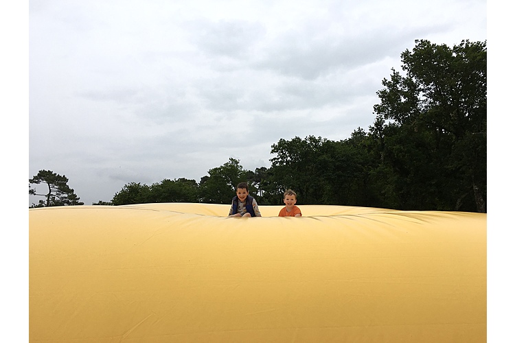 Lucien und Martin im menschenleeren Spielpark diesen Sommer