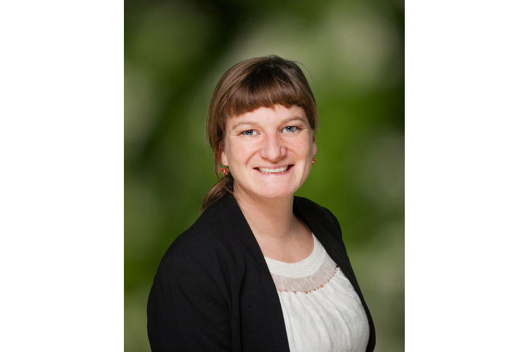 562ae394b68ffe74af138eee6682b72a.jpg Dina Walser leitet das Projekt «Ab in die Natur – draussen unterrichten». Sie ist Primarlehrerin und ihr Lieblingsbaum ist der Nussbaum, weil er uns jedes Jahr mit einer leckeren Ernte beschenkt. Bild: zVg
