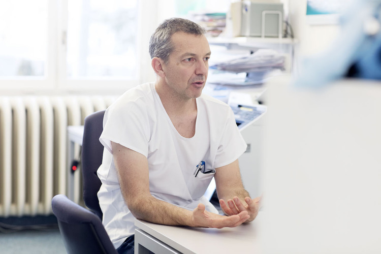 56fa389c55dd8370469947dd410b4191.jpg Dr. Georg Staubli ist Leiter der Notfallstation am Kinderspital. Im Winter hat er besonders viel Arbeit. Bild: Vera Hartmann / 13 Photo
