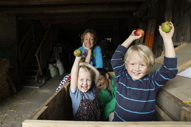 Vegan leben für eine bessere Welt Sarah Heiligtag und Georg Klingler aus Hinteregg ZH führen mit dem vierjährigen Nils und der zweijährigen Indra einen Bauernhof der anderen Art: Der «Hof Narr» will zu Tierschutz und einem schonenden Umgang mit der Umwelt inspirieren. Dazu gehört auch die vegane Ernährungsweise.  Zum Familienporträt. 