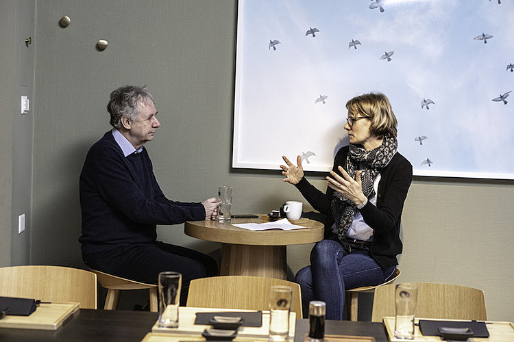 François Höpflinger, 70, im Gespräch mit der stv. Chefredaktorin Evelin Hartmann.