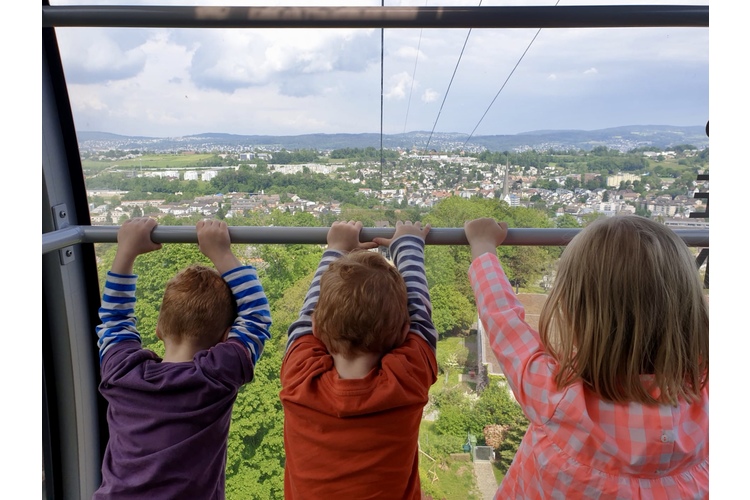 Einfacher gesagt, als getan: Drüberstehen. Oder besser noch: Den Rücken zudrehen und weitergehen. Meine drei Kinder auf dem Weg auf die Felsenegg.