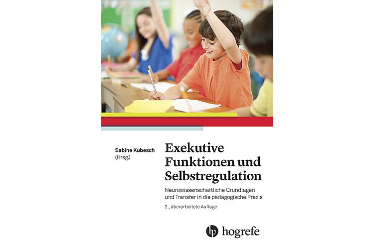 Sabine Kubesch (Hrsg.): Exekutive Funktionen und Selbstregulation. Neurowissenschaftliche Grundlagen und Transfer in die pädagogische Praxis. Hogrefe 2016, 416 Seiten, ca. 39 Fr.Der wissenschaftliche Band mit Beiträgen renommierter Verhaltensforscher beschäftigt sich damit, inwieweit die exekutiven Funktionen eine Schlüsselrolle im sozialen Verhalten und Schulerfolg von Kindern spielen. Inklusive 150 Praxisbeispiele zum Training exekutiver Funktionen und der Selbstregulationsfähigkeit.