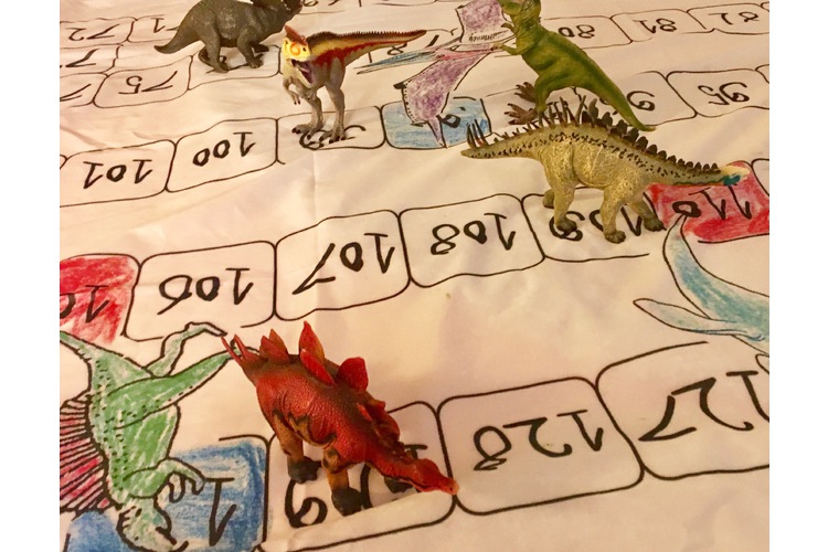 Dinosaurier-Leiterspiel im Kindergarten (Foto und Forschungsprojekt: Bettina Baumberger, SHP, 2017)