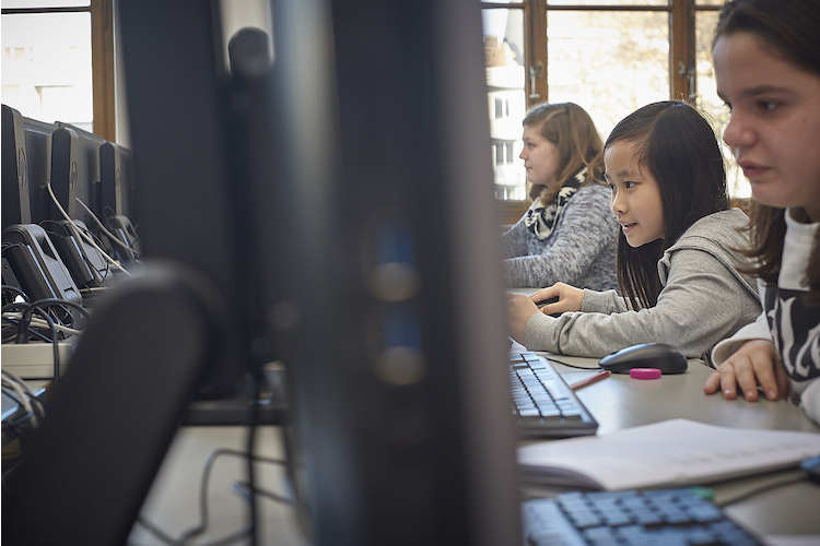 2/6 Die Schülerinnen der Primarschule Bläsi sind konzentriert: Mit Logo können Kinder schon in 10 Minuten selber die ersten Programme schreiben und erste Grafiken alleine programmieren.