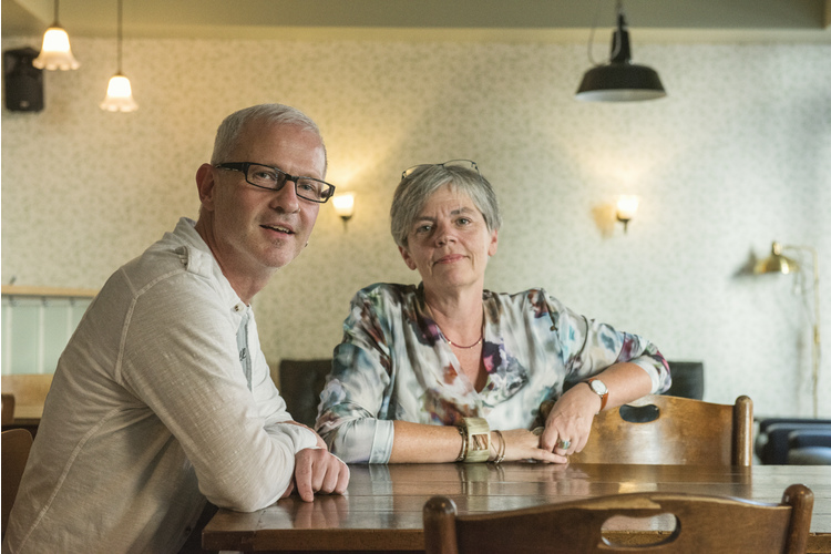 Harry Tritschler und Lilo Gander wissen, was junge Menschen heutzutage bewegt.  Lilo Gander, ist Fachperson für sexuelle Gesundheit in Bildung und Beratung SGS und dipl. Pflegefachfrau HF. Harry Tritschler, ist Fachperson für sexuelle Gesundheit in Bildung und Beratung SGS und dipl. Sozialpädagoge / Erwachsenenpädagoge.