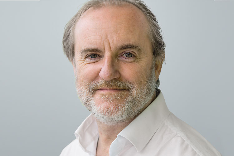 65715bb3bca3acef5d3fc998b6990d35.jpg Peter SchneiderNein, bloss nicht. Es muss auch unausgesprochene Dinge zwischen Eltern und Kindern geben können. Wahrscheinlich merken die Kinder das auch ohne ein solches Bekenntnis. Vielleicht ist es bei Ihrer Frau umgekehrt; dann haben Sie Glück gehabt. Ausserdem ist Kindern die Situation, dass man auch jeweils seinen Elternteilen nicht gleich nahe ist, durchaus vertraut. Sie sollten wenigstens darauf achten, dass aus den ungleichen Gefühlen keine reale Benachteiligung oder Bevorzugung erwächst. Etwas bewusste Kompensation kann nicht schaden.