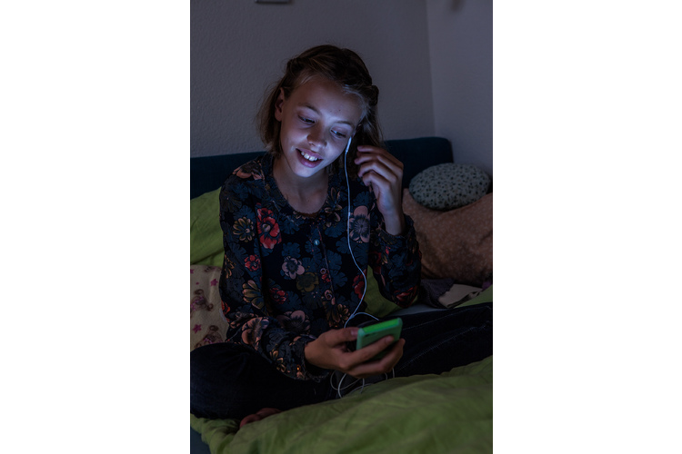 67fc1ab88654cd06e2d712f5fc2e1faa.jpg Musikhören bedeutet Julia viel – und natürlich macht sie das mit dem Smartphone.