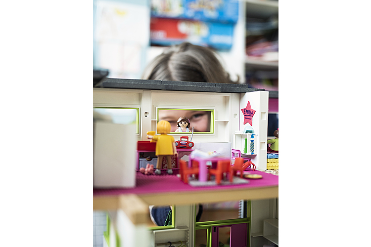 6a33d4c4a275d13bf5119d9acfdcd3d9.jpeg Maya, 9, bastelt auf Basis von Playmobil kleine Welten, die sie in Filmen animiert. Lesen Sie hier, was Maya dazu sagt.