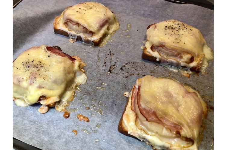 Toast Hawaii mit Raclettekäse«Ein Klassiker. Die Ananas sorgt bei meinen Kindern für ein Ferienfeeling (sie lieben auch Pizza Hawaii). Statt normalem Schmelzkäse nehme ich Raclettekäse, der ist aromatischer und in Kombination mit der Ananas schmeckt der Toast doppelt gut und macht satt. Wer es lieber vegetarisch mag, kann statt Schinken eine Tomate auf das Toastbrot legen.»(Silvia via Facebook, Bild: zVg)