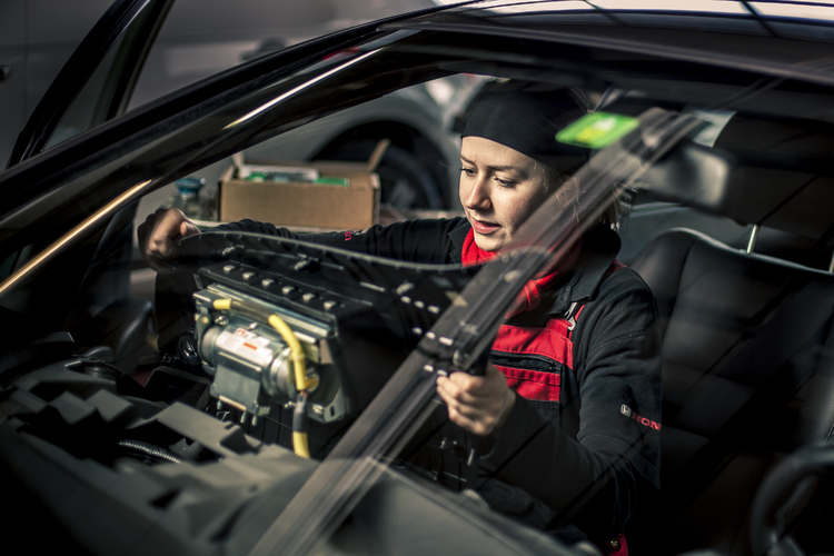 4/4 Desirée arbeitet im vierten Lehrjahr als Automobil-Mechatronikerin. Ihr Traum ist es einen 67er Chevrolet Impala zu restaurieren.