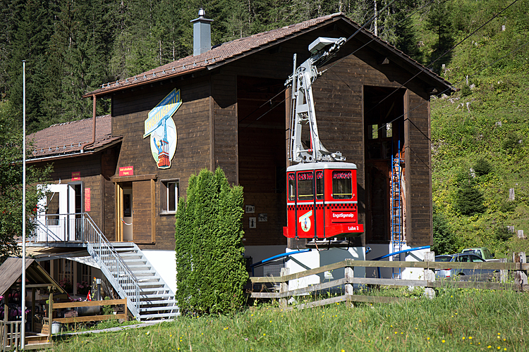 Mit der Globi Luftseilbahn geht es hoch zur Alp.