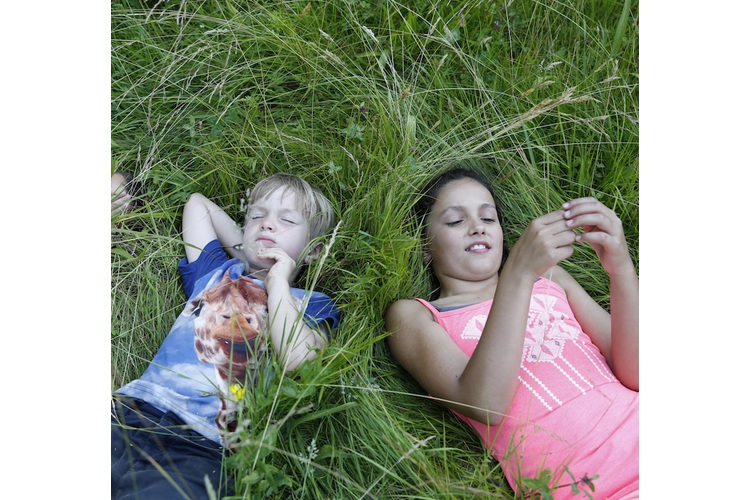 Faulenzen, die Grashüpfer beobachten oder den eigenen Gedanken nachhängen. Fachleute wissen: Langeweile ist gesund für Kinder – übrigens auch für Erwachsene.