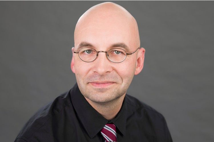 7963e8b8ea2a3008805d08bd5a658c5c.jpg Armin Himmelrath, 50, ist freier Bildungs- und Wissenschaftsjournalist und Moderator. Nach seinem Lehramtsstudium in Deutschland arbeitet er heute u. a. für den «Spiegel», SpiegelOnline, Deutschlandradio und den WDR. Ausserdem unterrichtet er als Lehrbeauftragter an mehreren Universitäten und hat zahlreiche Bücher zu Bildungsthemen verfasst. Er hat drei Kinder und lebt in Köln.