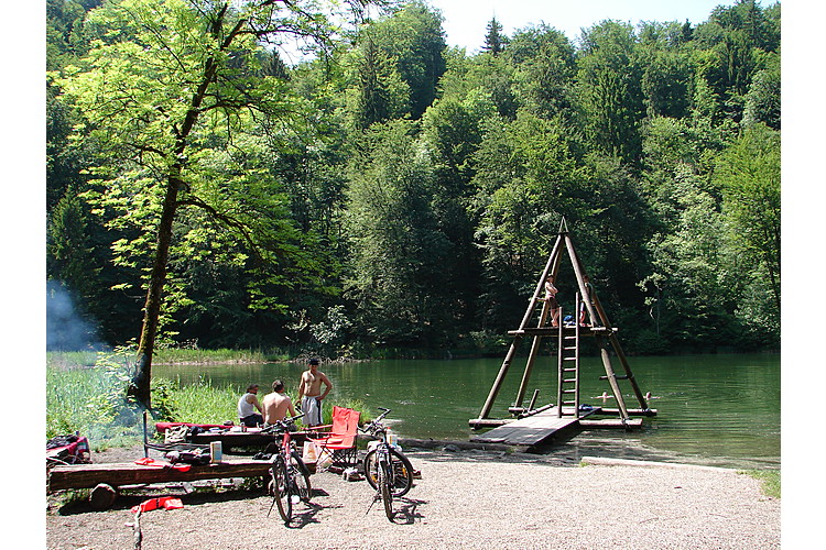 Feuer und Wasser ergänzen sich hier zur perfekten Kombination für einen Familienausflug: am Egelsee bei Bergdietikon