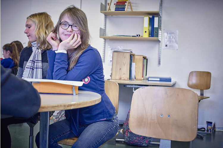 1 / 6 Wenn Sophie in die Schule kommt, sitzt meist auch ein Heilpädagoge oder eine Heilpädagogin neben ihr. 