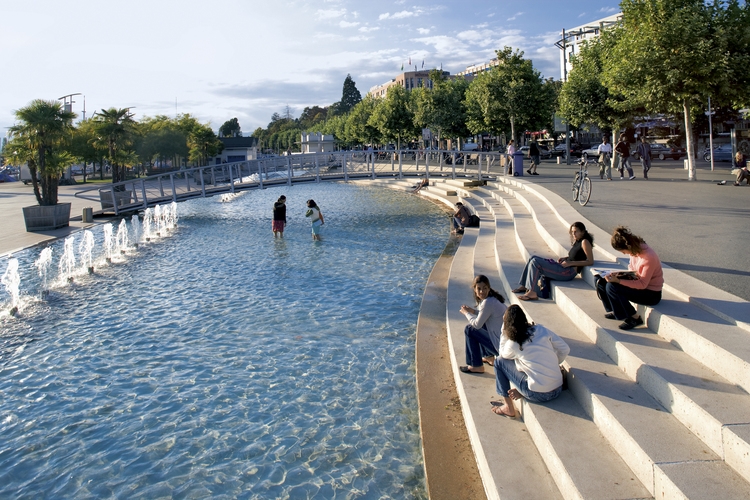 Wasserspiel in Ouchy: Trocken bleibt, wer kann; nass wird, wer will! (Bild: Schweiz Tourismus / Christof Schuerpf)