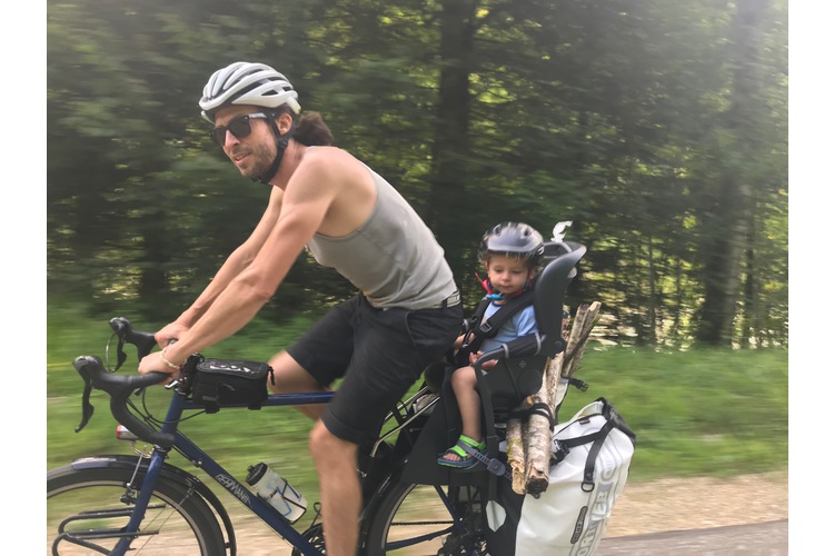 Der Cousin fährt mit: Bruder Dominik Blumer mit Laurin, fast 2, unterwegs entlang dem Doubs im Schweizer Jura.