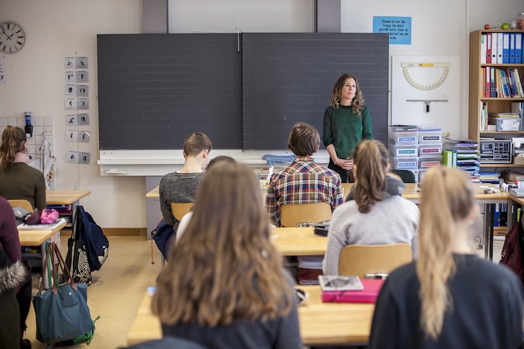 Füsse auf den Boden, Rücken gerade, Augen zu, bei sich sein. Schüler der Mariahilf-Schule in Luzern üben sich in Achtsamkeit.