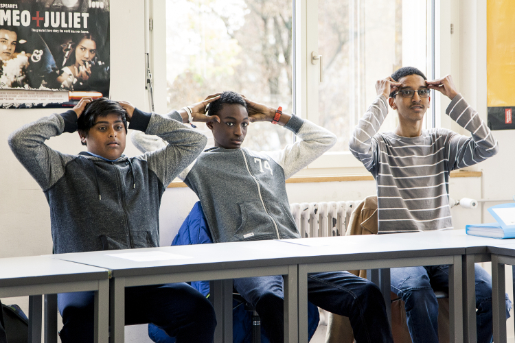 Für eine bessere Konzentration: Mohamed (rechts) und die anderen Teilnehmer lernen Übungen zur Entspannung.