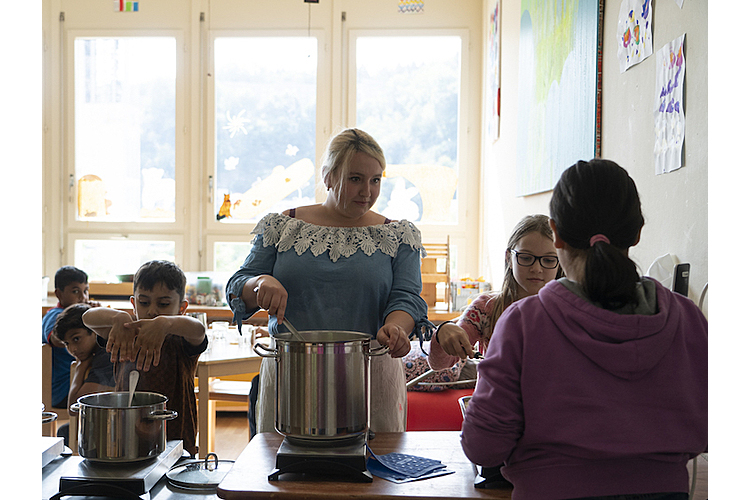 Ämtli-Liste: Die Kinder helfen mit beim Schöpfen des Zmittag. 