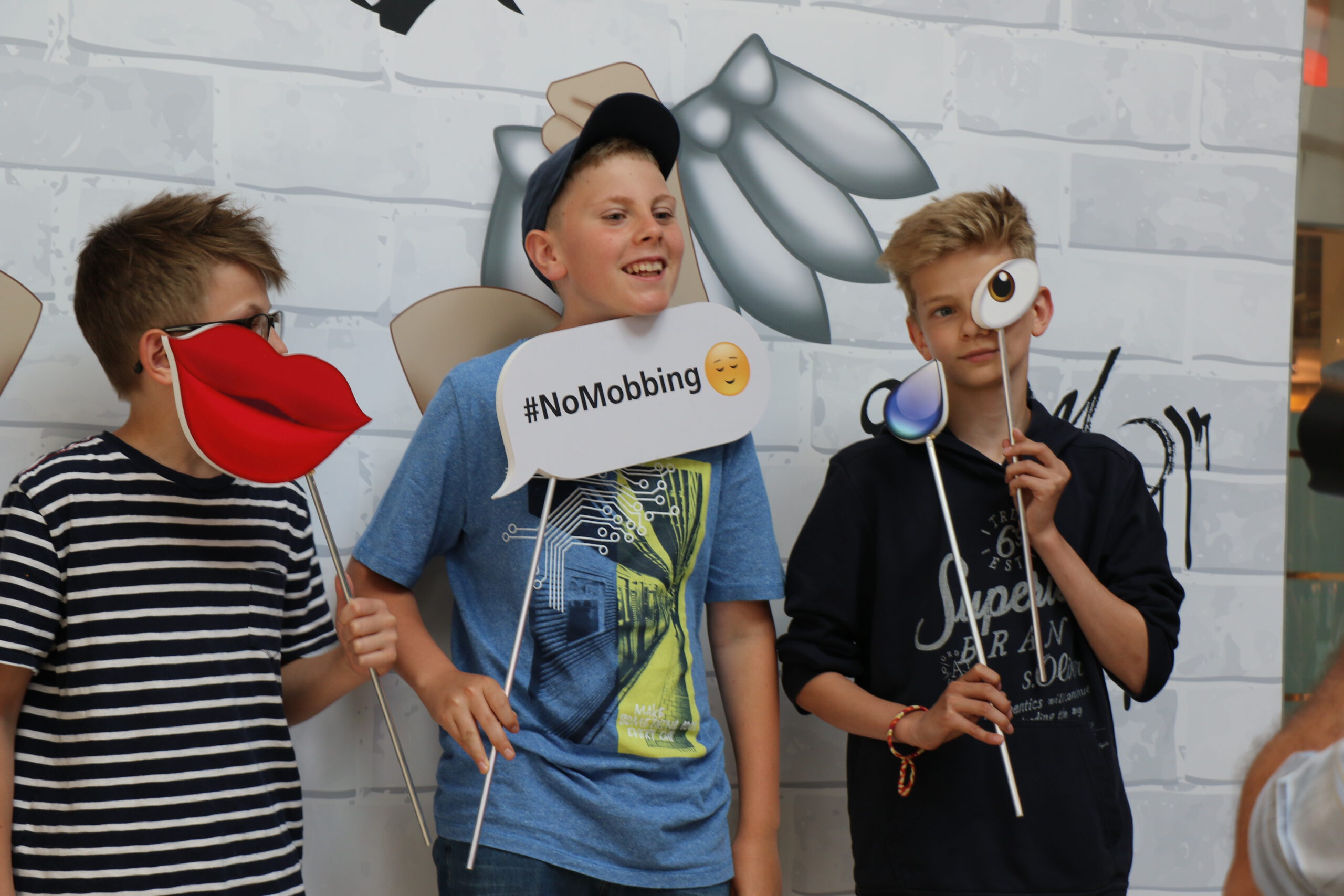 882A1049 Anti-Mobbing-Aktion im Glatt Einkaufszentrum mit Schulklassen und Youtube Star