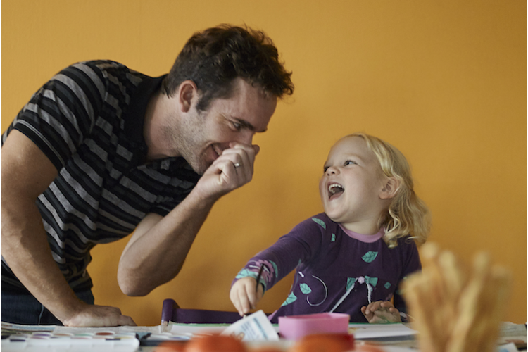 Bewusst Zeit miteinander verbringen: Papa Ivo Hiestand und Tochter Junah haben Spass.