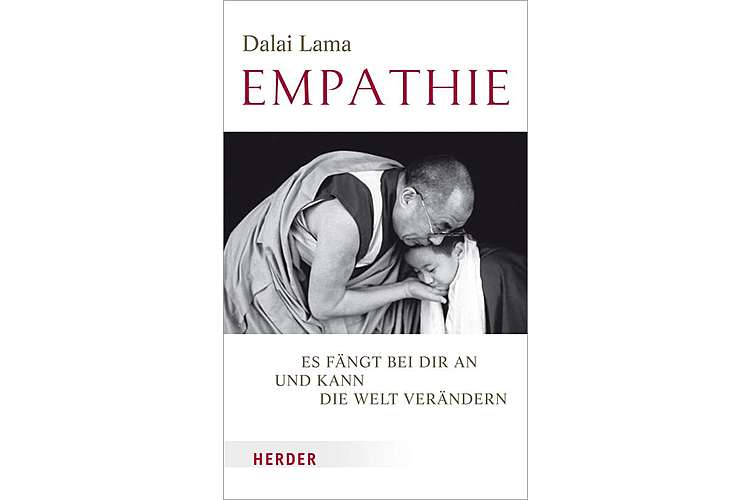 893ba96bd4a89cf7a5e4fae0d0106385.jpg Dalai Lama: Empathie. Es fängt bei dir an und kann die Welt verändern. Herder 2017, 176 Seiten, ca. 30 Fr.Eine Anleitung zu innerem Frieden, mit dem laut dem Dalai Lama alles beginnt: «Ich bezeichne das Mitgefühl als globale Notwendigkeit. Die ganze Menschheit hat es grundlegend nötig, allem mit mentalem Frieden und einem soliden mitfühlenden Blick zu begegnen.»
