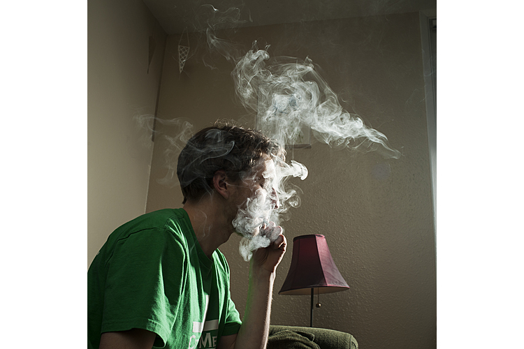 Ein gesellschaftliches Problem: Legale Drogen wie Alkohol und Zigaretten sind sozial akzeptiert. (Bild: Brian Finke / Gallery Stock)