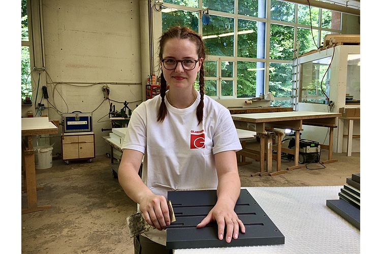 8e2ff3f316469cd6ae8bfc594c36deb2.jpeg Nimue bei ihrer Arbeit als Schreinerin (Bild: zVg)