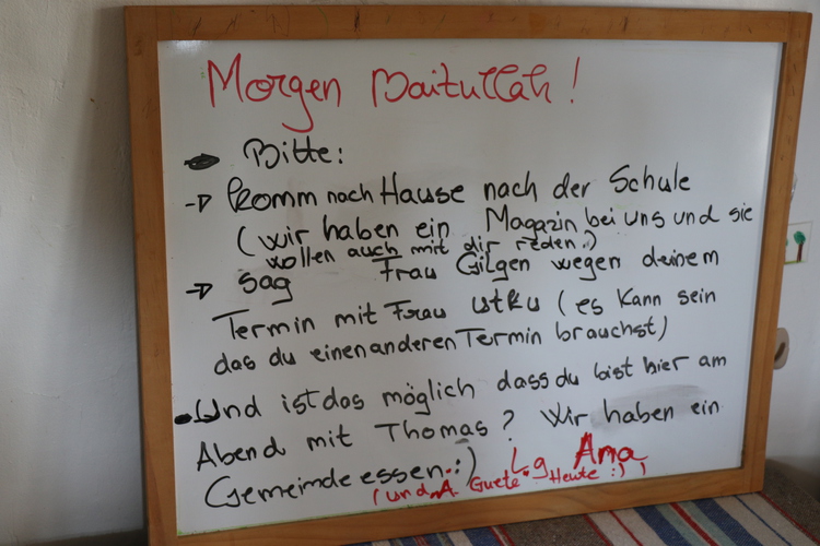 3/5 Anamaria Häuselmann schreibt Baitullah jeden Morgen eine Liste, an was er denken muss. Das hilft bei der Strukturierung des Tages.