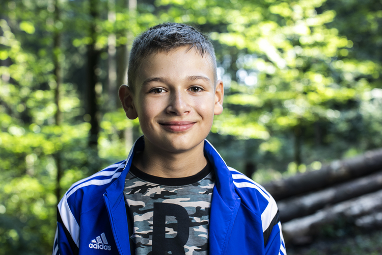 6/6 Ivan, 11 Jahre: Ich finde es lustig im Wald, besonders, wenn wir ein Feuer machen. Aber ich will nur bei schönem Wetter raus. Bei schlechtem Wetter lerne ich Mathe lieber drinnen.