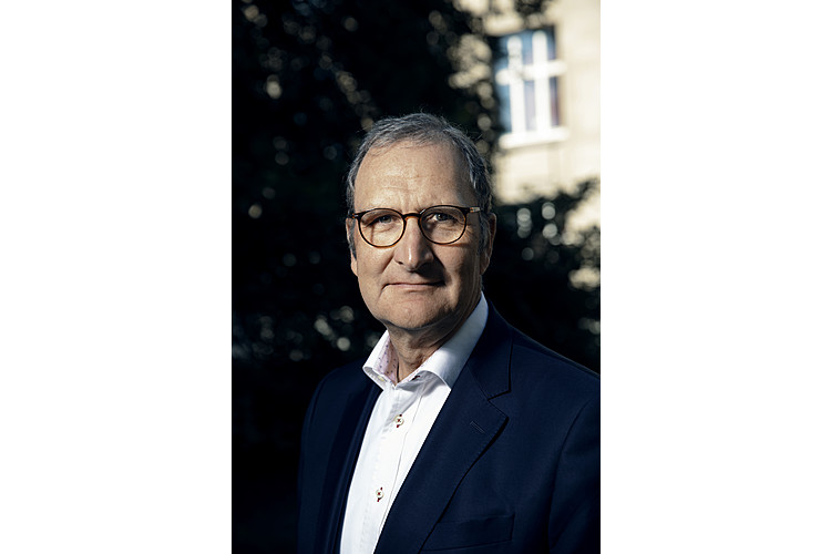 98a140d9234b3fc514e50bb45ca88a56.jpeg Lutz Jäncke ist seit 2002 ordentlicher Professor für Neuropsychologie an der Universität Zürich und Autor sowie Herausgeber mehrerer Bücher. Seine wissenschaftlichen Arbeiten zählen zu dem einen Prozent der am häufigsten zitierten weltweit. Jäncke arbeitet heute im Bereich der funktionellen Neuroanatomie mit Fokus auf der kortikalen Plastizität im Zusammenhang mit dem Lernen. Jäncke hat zwei erwachsene Söhne. Am 10. Mai erscheint sein neues Buch: Von der Steinzeit ins Internet. Der analoge Mensch in der digitalen Welt. Hogrefe 2021, 192 Seiten, ca. 33 Fr.