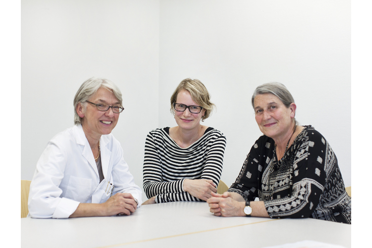 Palliative Care: Eva Bergsträsser (l.) und Eva Cignacco mit Evelin Hartmann